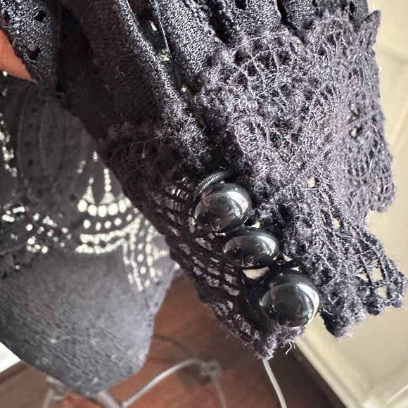 Sézane Bacall blouse in black ~ size 40, pre-owned! - Picture 4 of 12